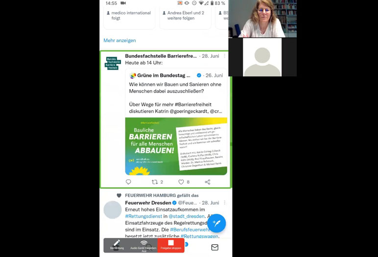 Screenshot einer Zoom-Konferenz mit übertragenem Bildschirm eines Mobiltelefons und kleinen Fotos der Teilnehmenden.