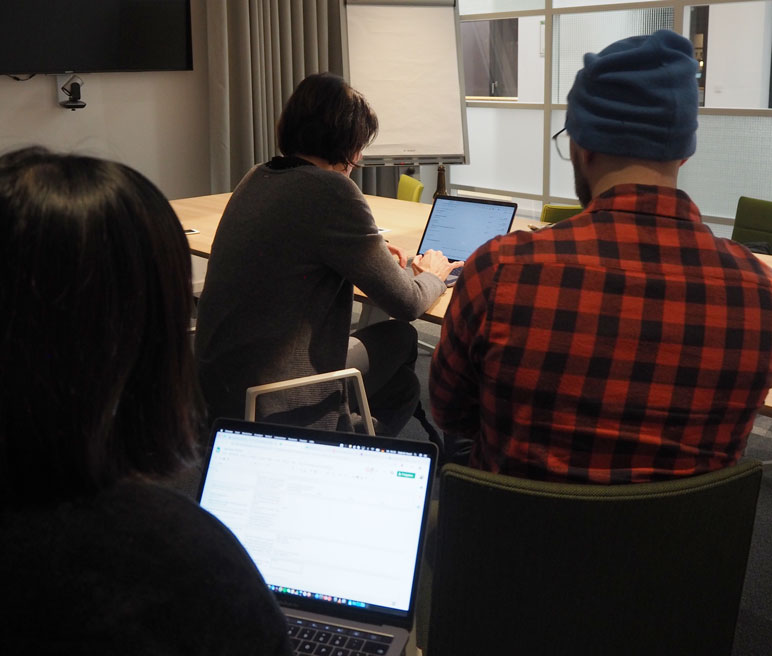 Testperson mit Laptop, daneben Testleiter und Dokumentarin